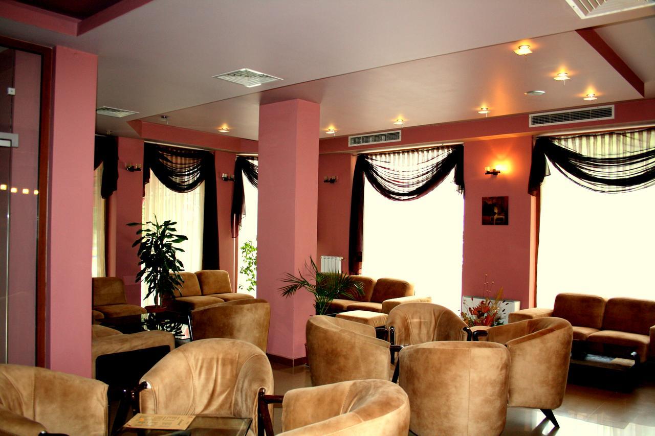 Hotel Elegant Karnobat Kültér fotó