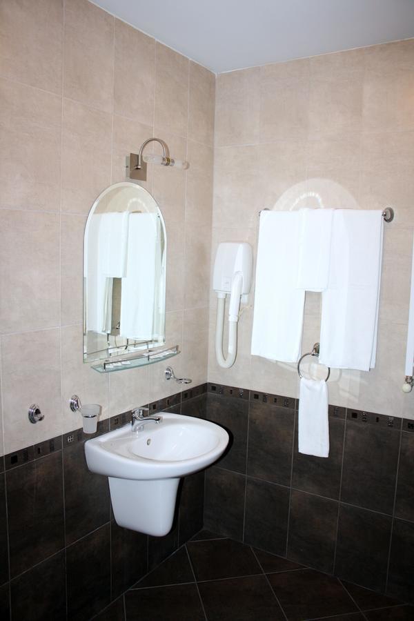 Hotel Elegant Karnobat Kültér fotó