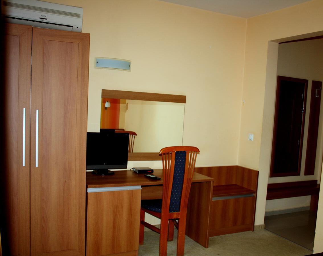 Hotel Elegant Karnobat Kültér fotó