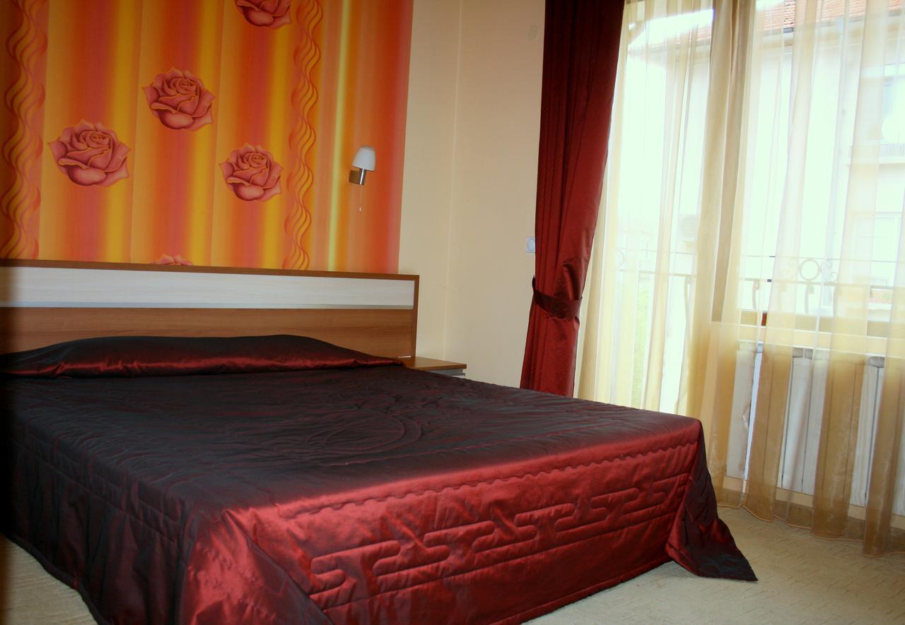 Hotel Elegant Karnobat Kültér fotó